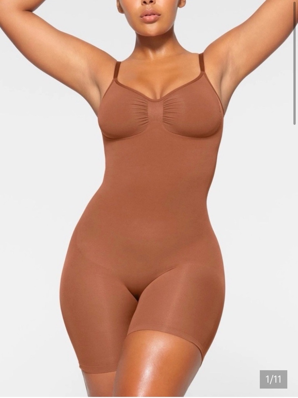 Skims - SEAMLESS SCULPT MID THIGH BODYSUIT | BRONZE / M